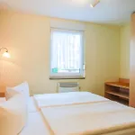 - Zum Hotel 3*