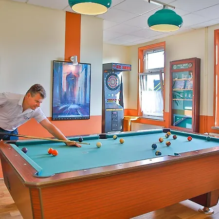 - Zum Hotel