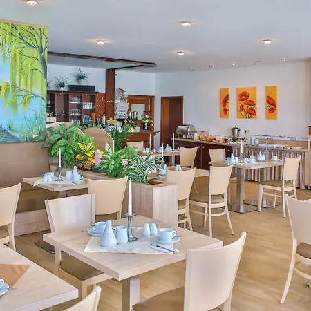 - Zum Hotel