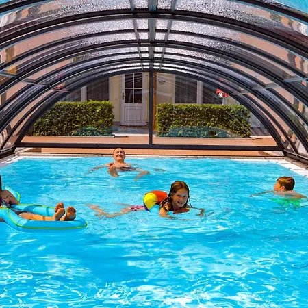 - Zum Hotel *