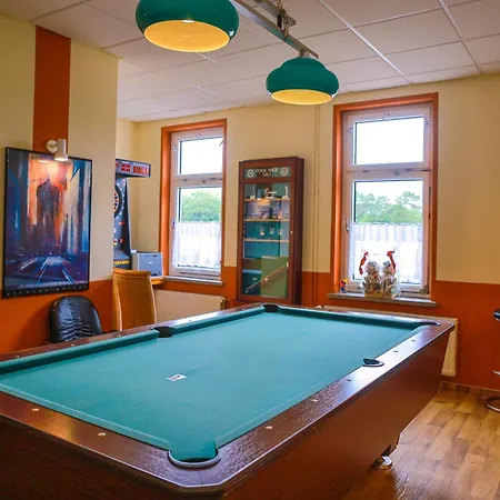 - Zum Hotel